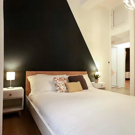 Casaviva - Modern Trilo In Carmine Apartment